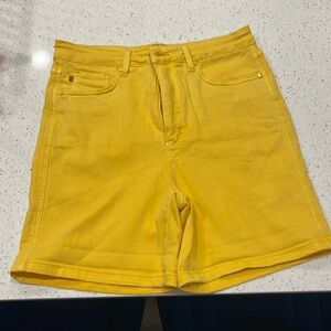 BRAND NEW NEVER WORN Judy blue yellow shorts